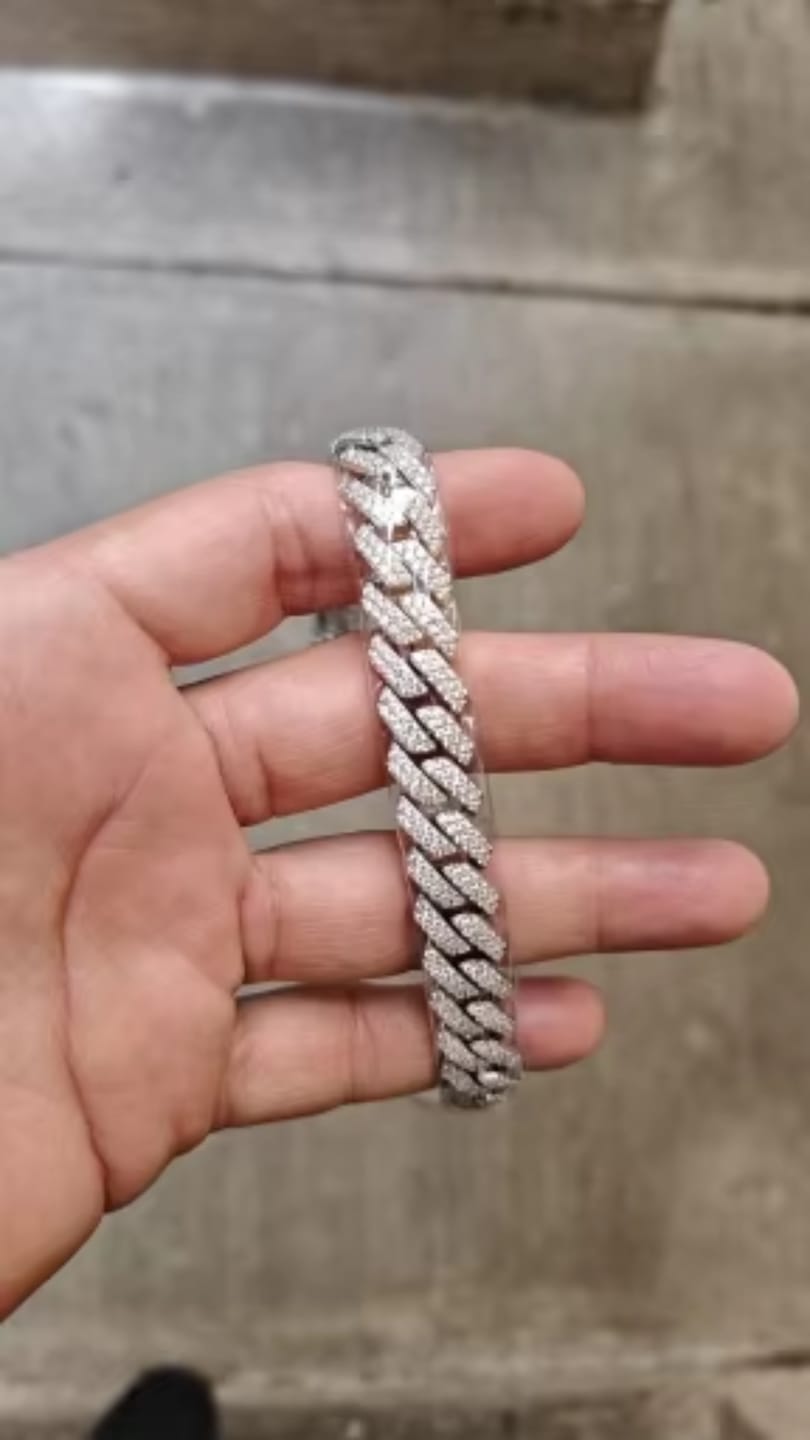 Customer photo review of PULSERA CUBANA DE MOISSANITA CON ORO BLANCO DE 6mm