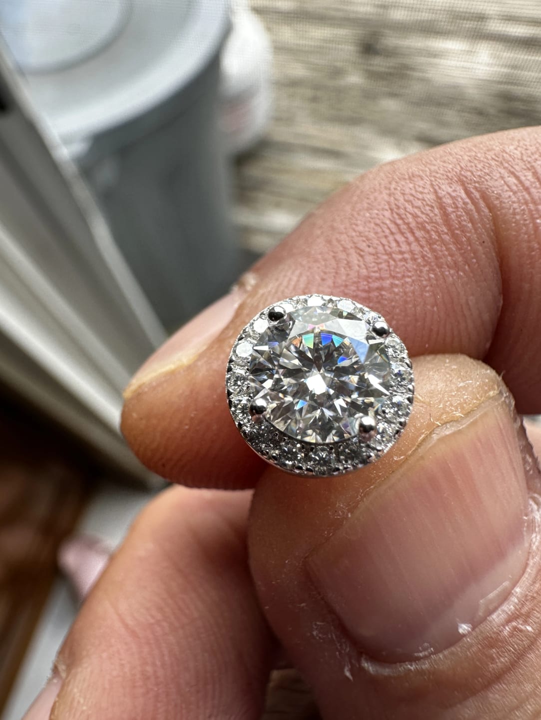 Customer photo review of PENDIENTES DE MOISSANITA CON HALO HECHO EN PLATA 925