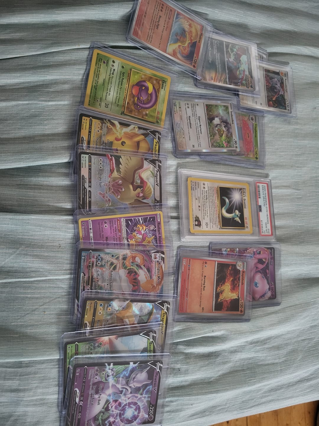 Customer photo review of Pokemon TCG - 5 random V cards and 3 mystery cards