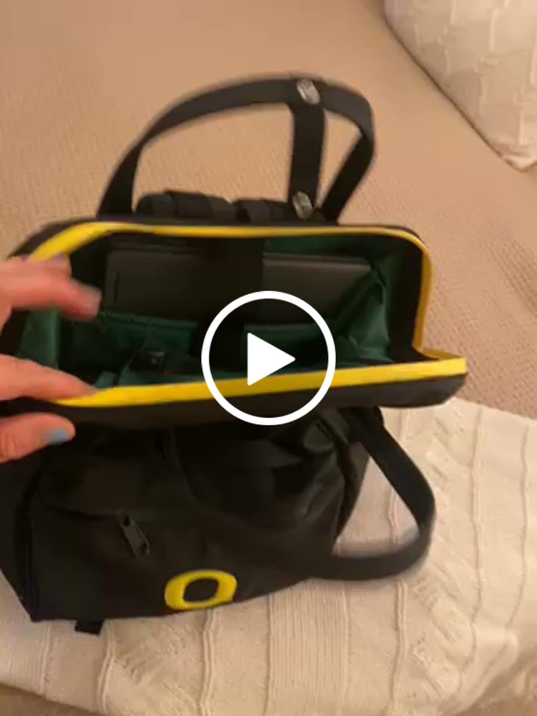 Customer video review of Cascade Backpack - Standard - UO Ducks