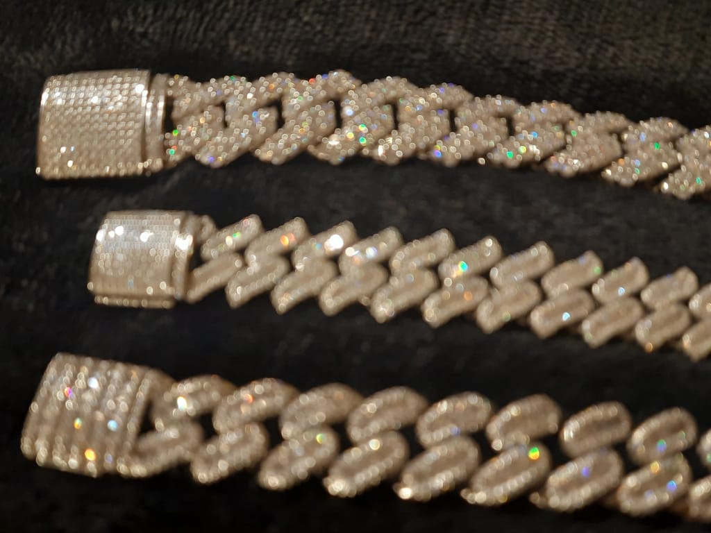 Customer photo review of PULSERA CUBANA DE MOISSANITA CON ORO BLANCO DE 6mm
