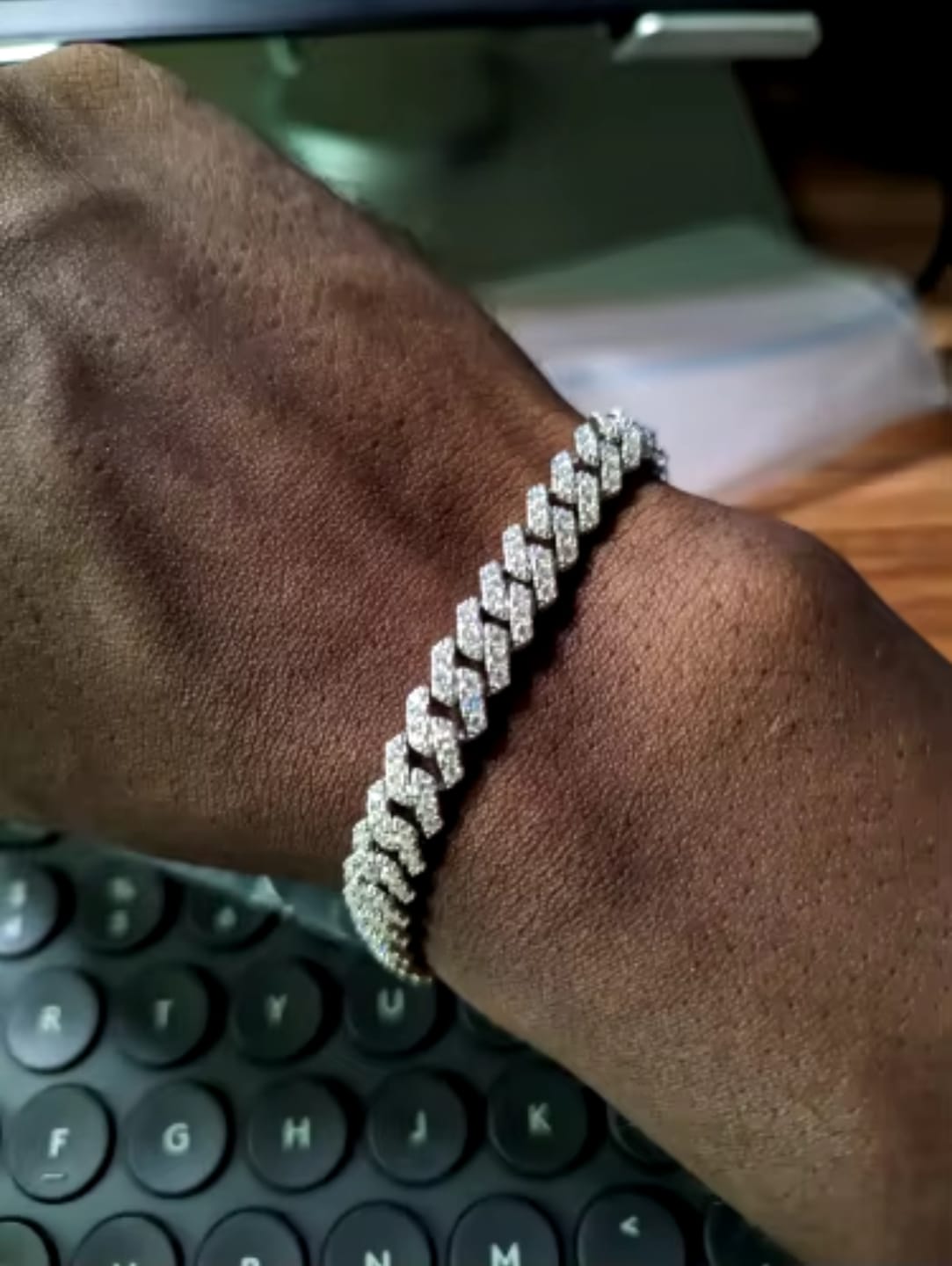 Customer photo review of PULSERA CUBANA DE MOISSANITA CON ORO BLANCO DE 6mm
