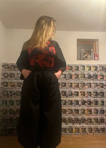 Customer photo review of NEV Tapered Loose-Fit Cropped Pants