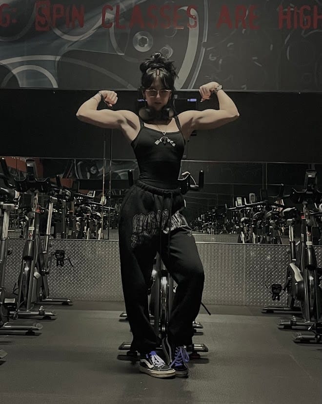 Customer photo review of W257 My eyes are up here Jogger