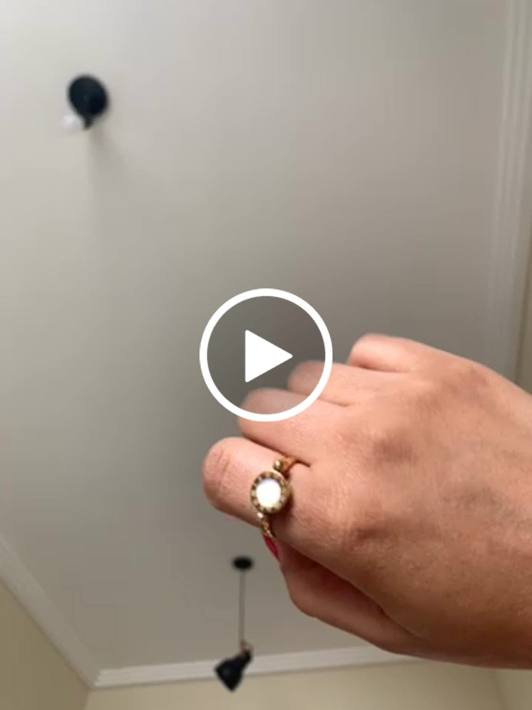 Customer video review of Anel Giratório Numeral Romanos Banhado em Ouro 18K
