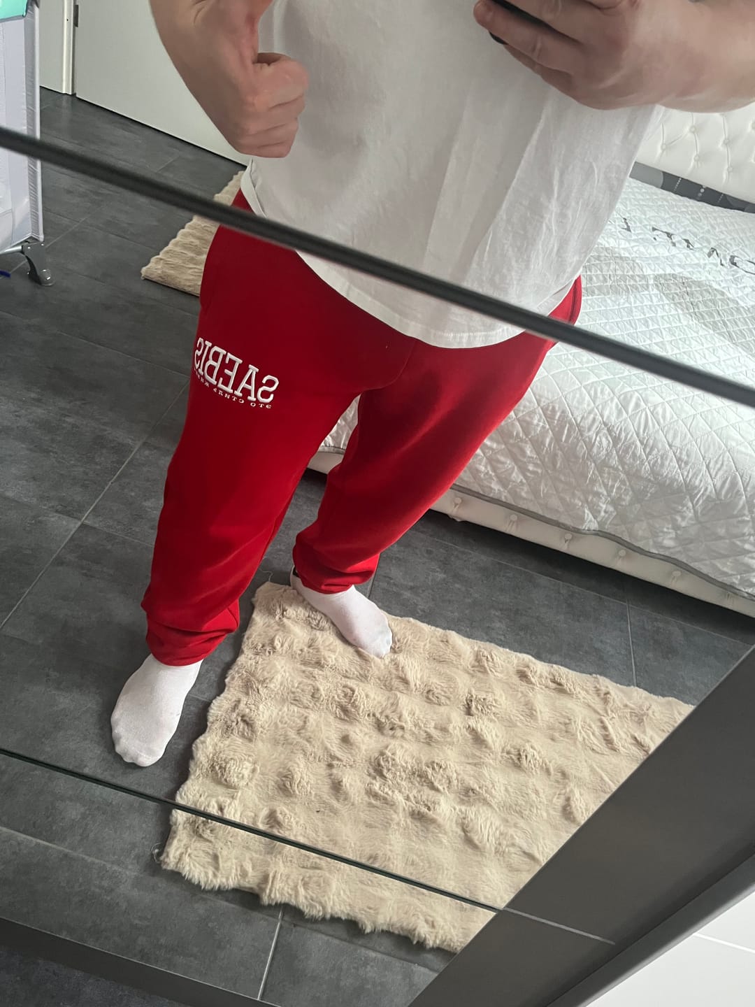 Customer photo review of Lifestyle Herren Jogginghose rot mit Stickerei by SAEBIS®
