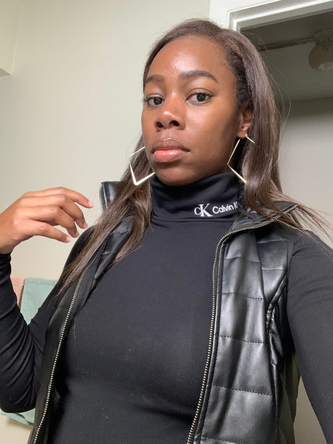 Customer photo review of Outre Quick Weave Synthetic Half Wig NEESHA H302