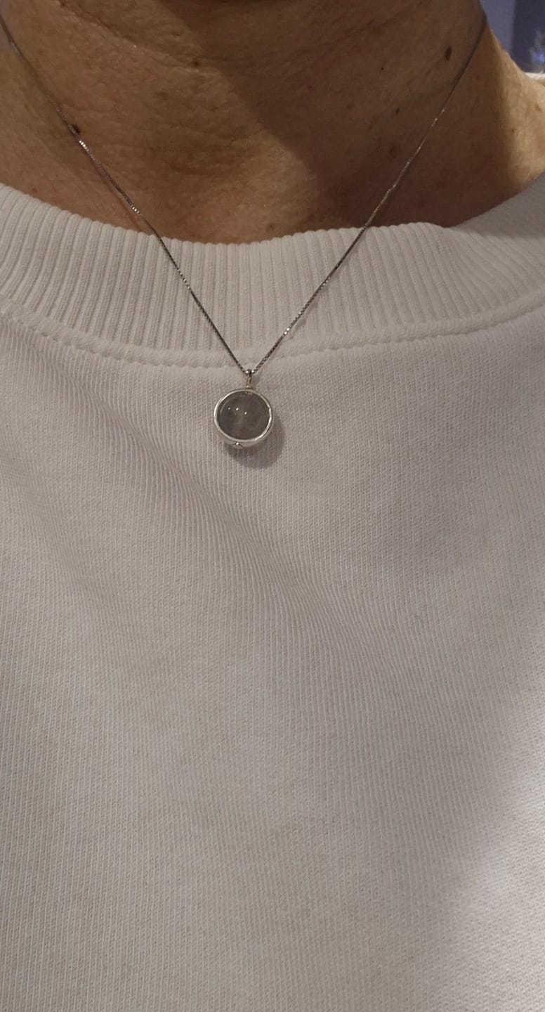 Customer photo review of Pendentif "Perle Fine" en Labradorite