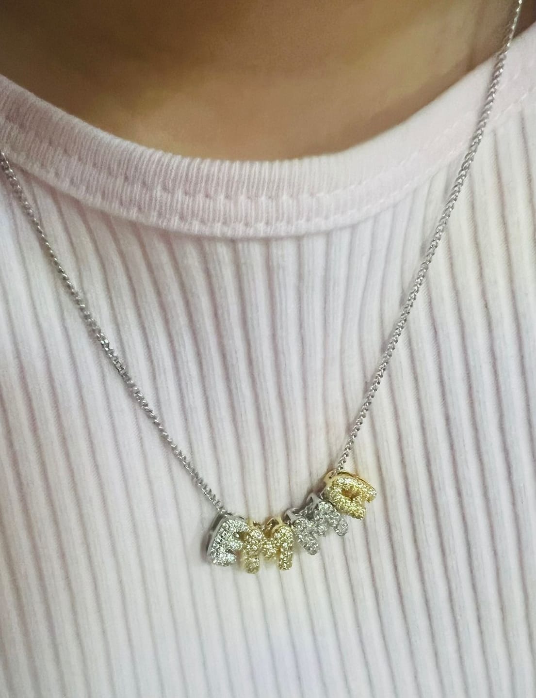 Customer photo review of Personaliza Tu Collar Inicial Mini Bubble Combinado Zirconias