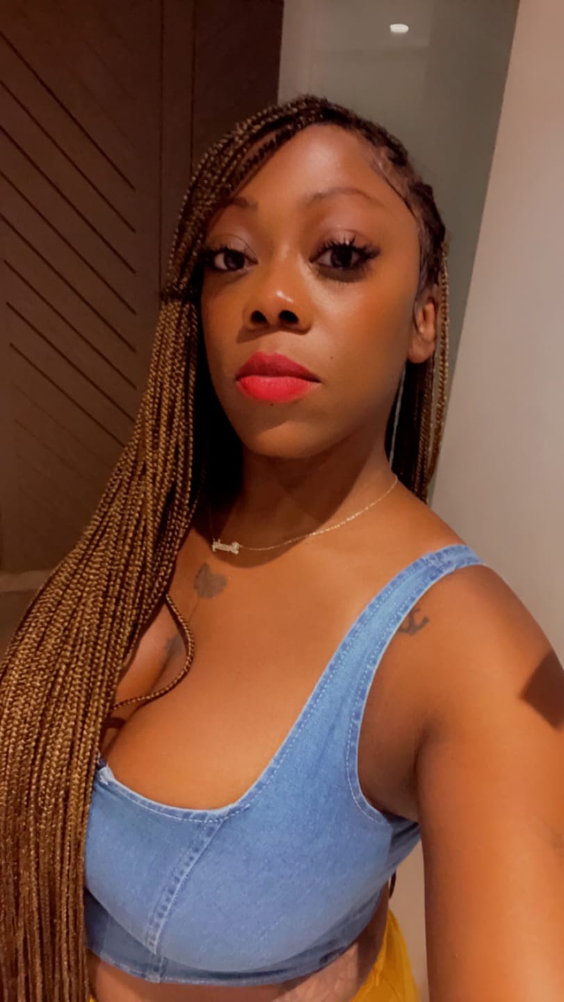 Customer photo review of Beyoncé Honey Blonde Knotless Braid Wig "Premium Swiss Full Lace"