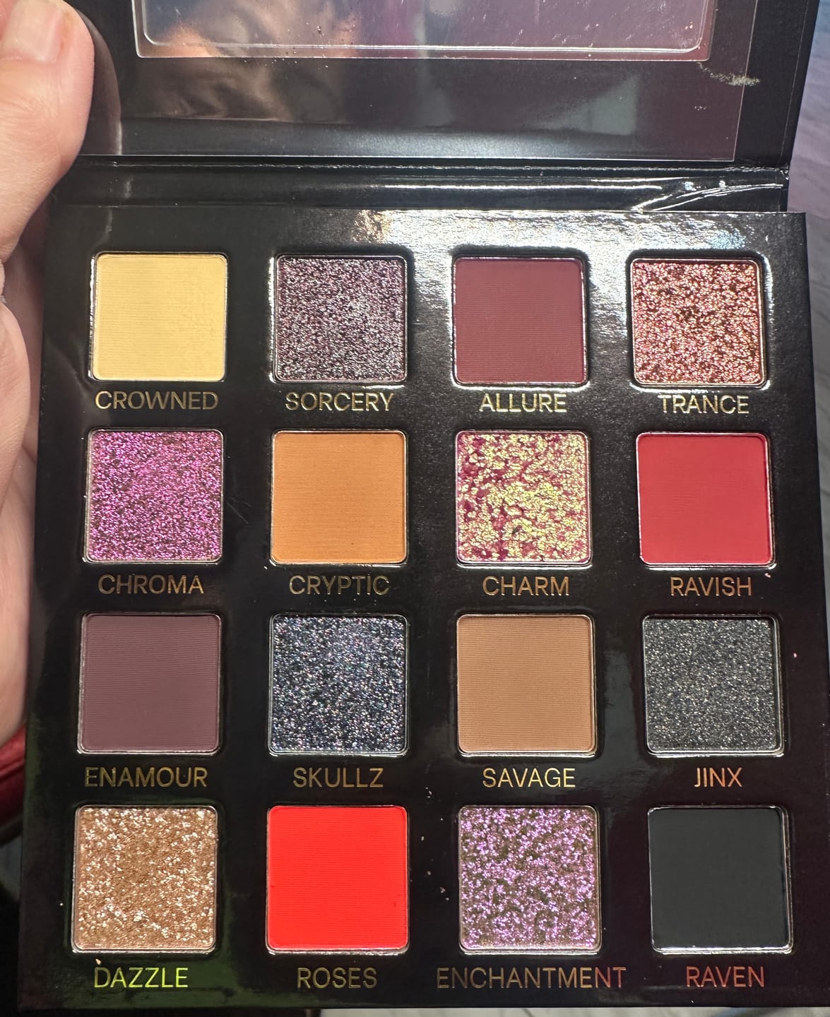 Customer photo review of Skullz & Roses Metallic Multichrome Eyeshadow Palette ( IN STOCK )