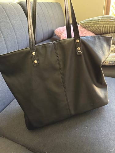 Reseña con foto de un cliente sobre Cartera Tote Mate Tarjetero
