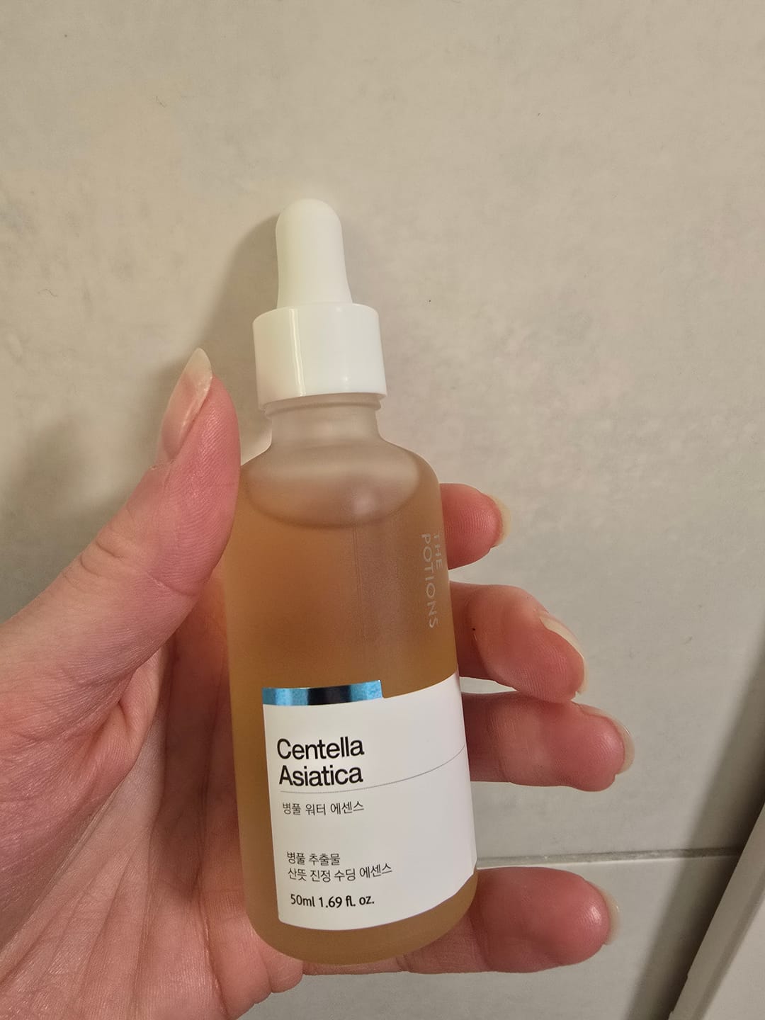 Customer photo review of The Potions Centella Asiatica Water Essence, NY, større flaske (50ml). Helbredende og foryngende. Reduserer akne, psoriasis og eksem