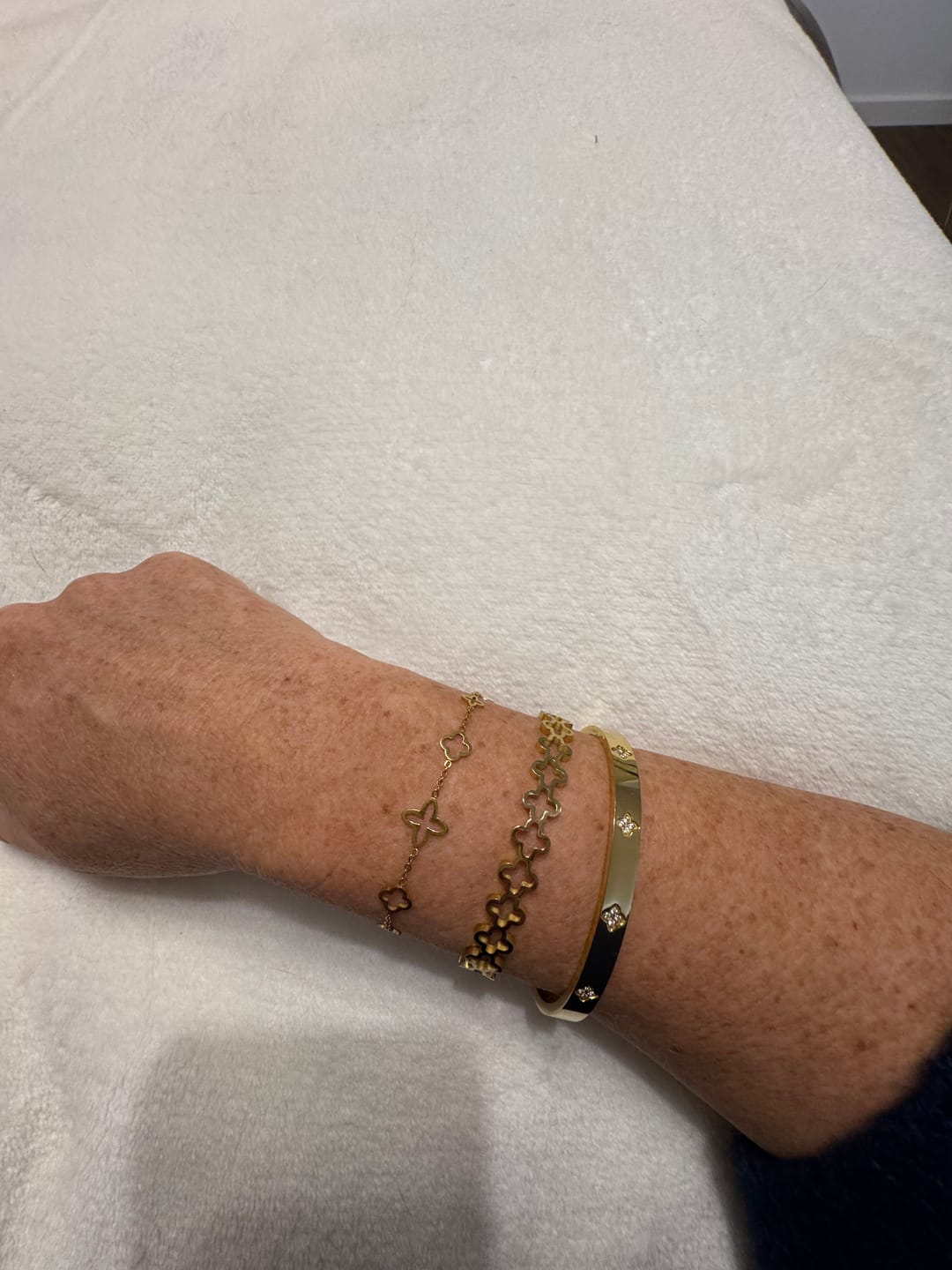 Customer photo review of Clover Stone Armreif | 18K vergoldet