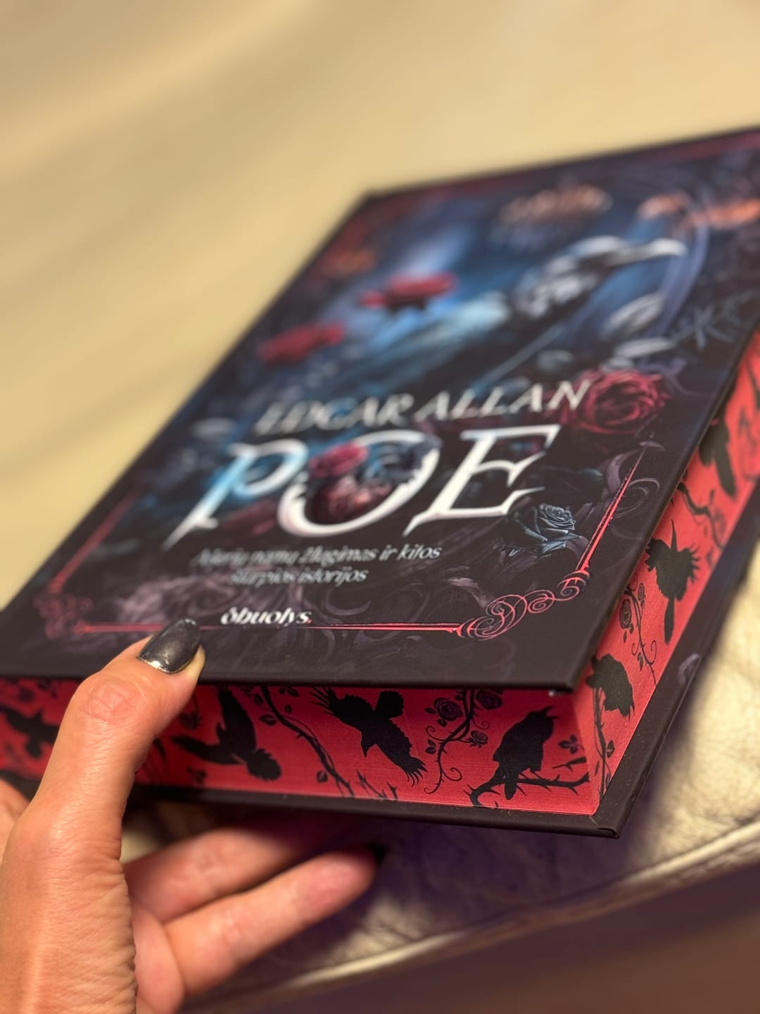 Customer photo review of Ašerių namų žlugimas ir kitos šiurpios istorijos: siaubo istorijų meistro Edgaro Allano Poe šedevrų rinkinys + galimybė personalizuoti