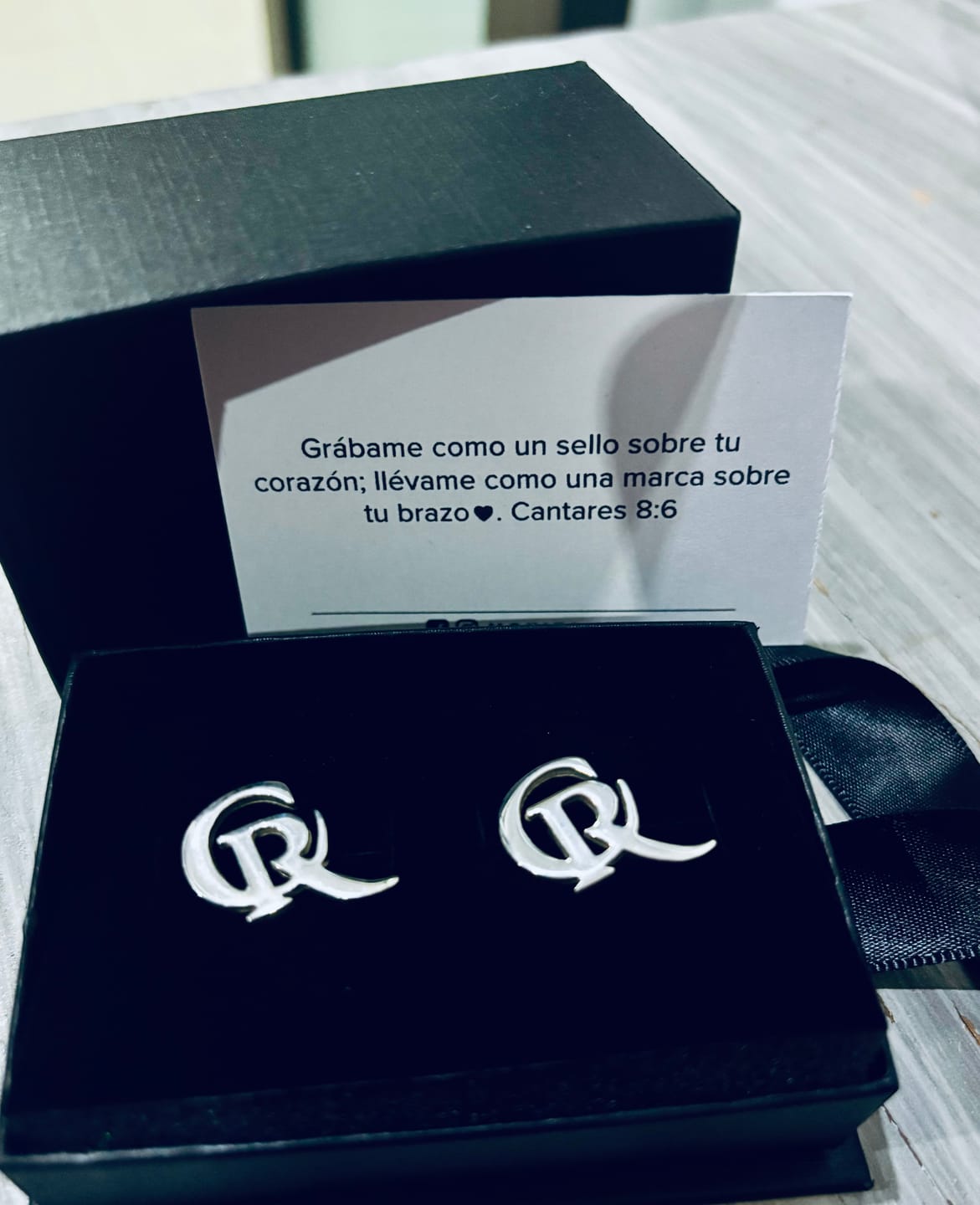 Customer photo review of Mancuernillas Personalizadas con Iniciales