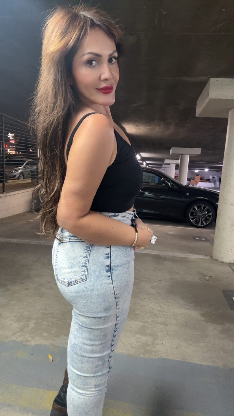 Customer photo review of Hebe White Backless Crop Tank Top