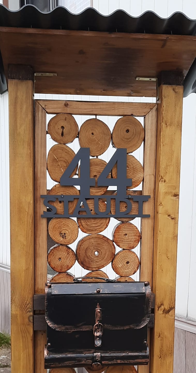 Customer photo review of Hausnummer - Modest Art einzeilig aus edlem Stahl mit Familiennamen