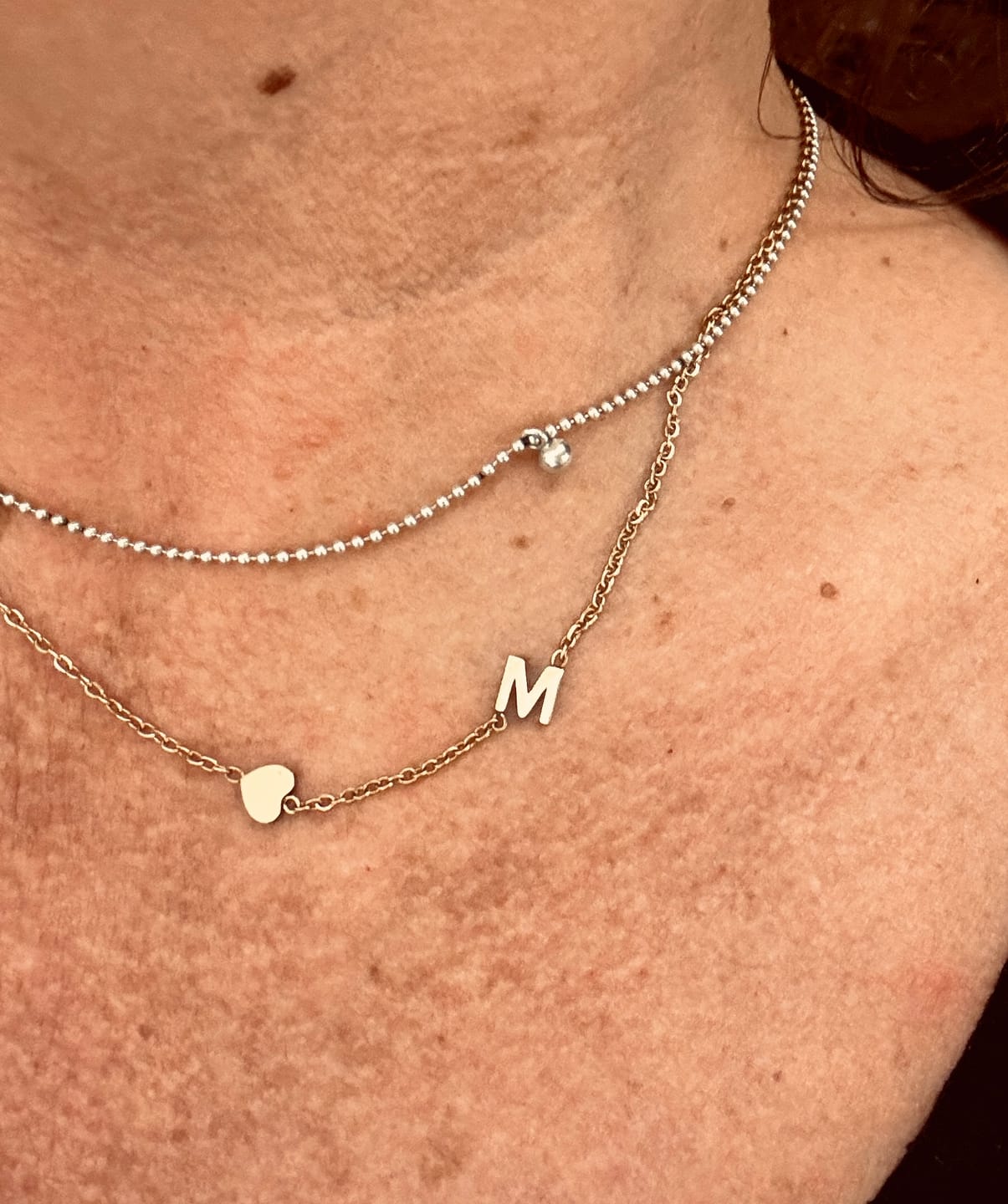 Customer photo review of Personalizovaný náhrdelník s ležatým iniciálem