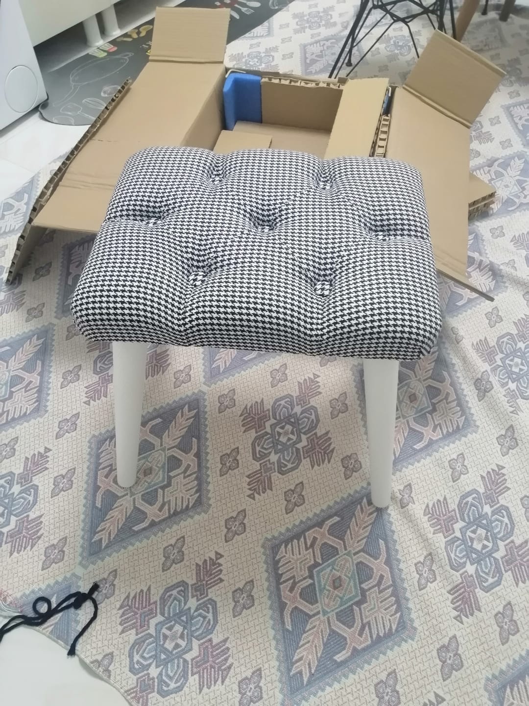 Customer photo review of Rani BM101 Puf Ahşap Ayaklı Tabure Siyah - Beyaz Kazayağı Desenli
