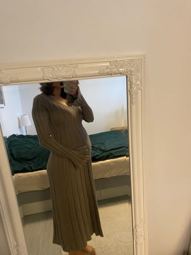 Customer photo review of Charlotte Strick Kleid - Taupe