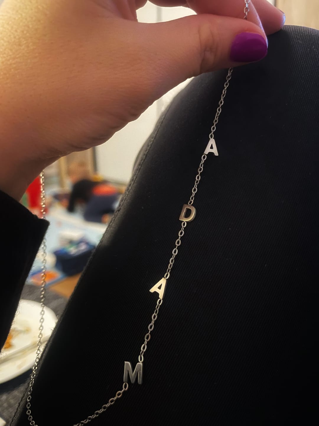 Customer photo review of Personalizovaný náhrdelník s ležatým iniciálem