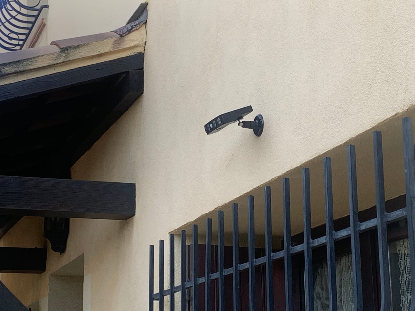 Customer photo review of Lampe murale solaire Puissante à détecteur de mouvements