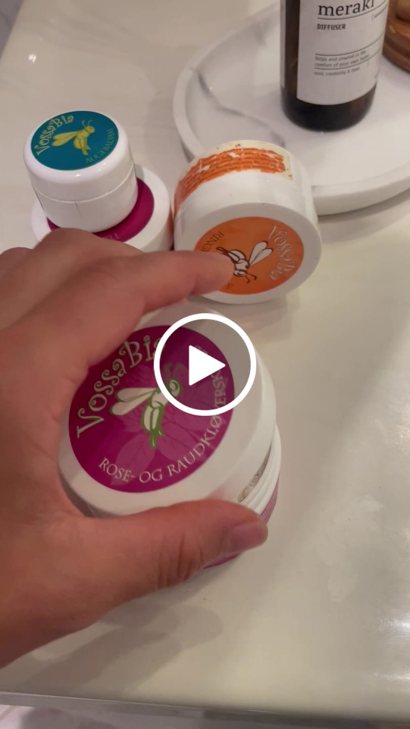 Vídeo reseña de un cliente sobre el producto "Manos suaves" con rosa y raíz de rosa.