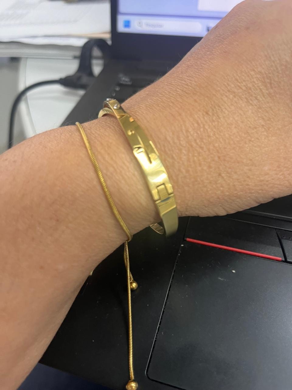 Customer photo review of Pulseira Ajustável Fina Banhada em Ouro 18K