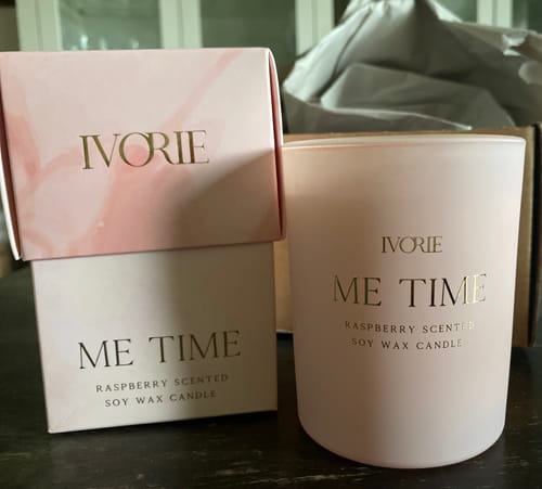 Kundeanmeldelse med bilde av Me-Time Raspberry Scented Soy Wax Candle