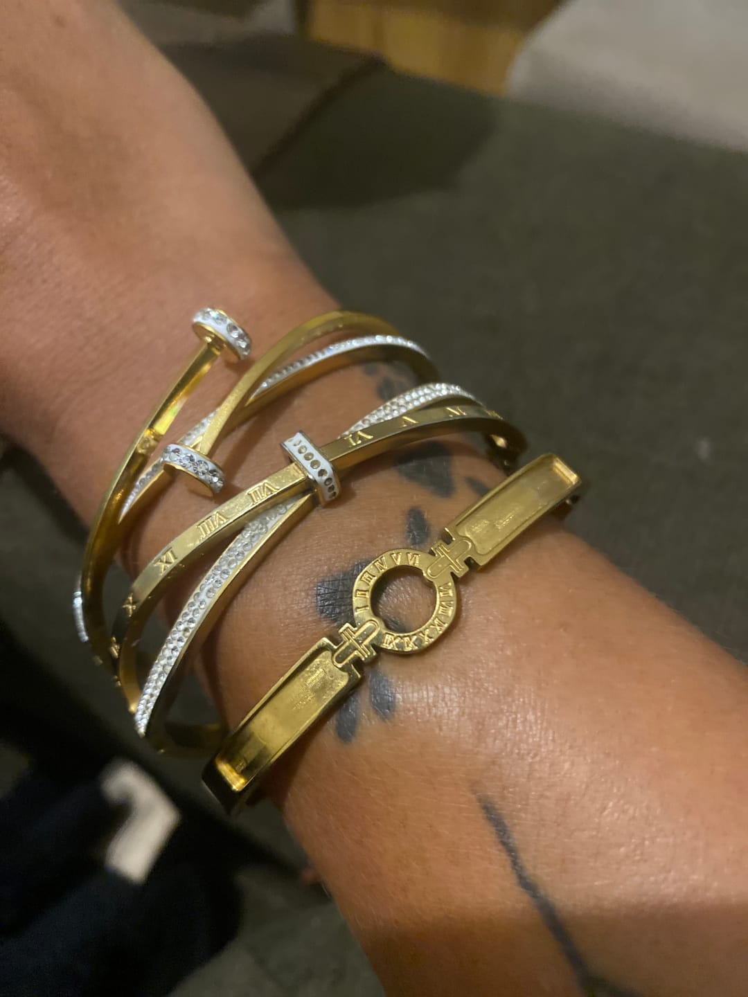 Customer photo review of Bracelete Prego Zircônias Banhado em Ouro 18K