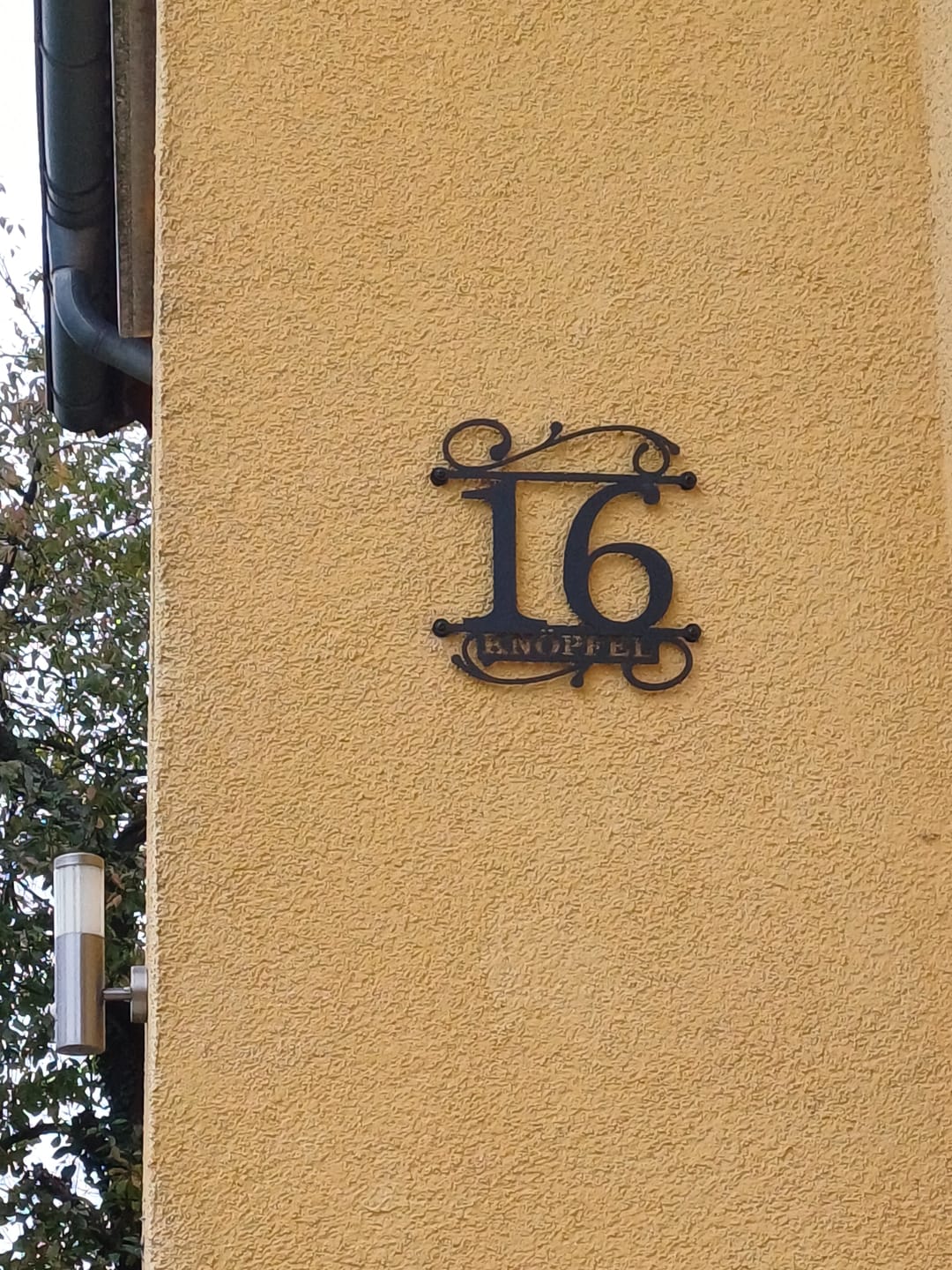 Customer photo review of Hausnummer Türschild mit Ornament und Familiennamen aus edlem Stahl