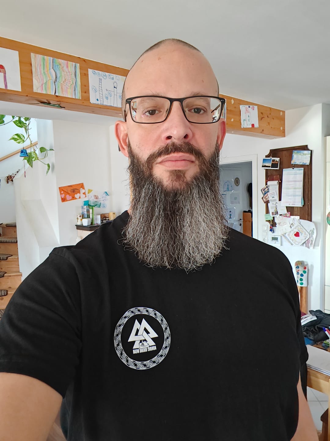 Customer photo review of Wikinger Front und Backprint -Plünderer T-Shirt – "Mir reicht's, ich gehe plündern" – Drachenschiff-Design