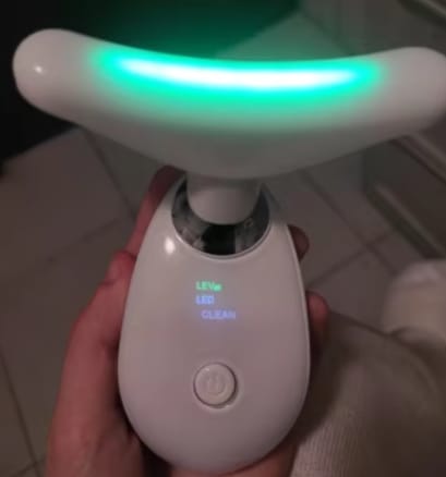 Customer photo review of Brushys LED Gesichtsmassage-Gerät