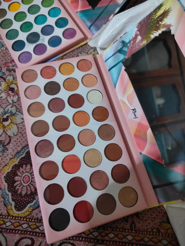 Customer photo review of Beauty Beats Eye Shadow (32 in 1)