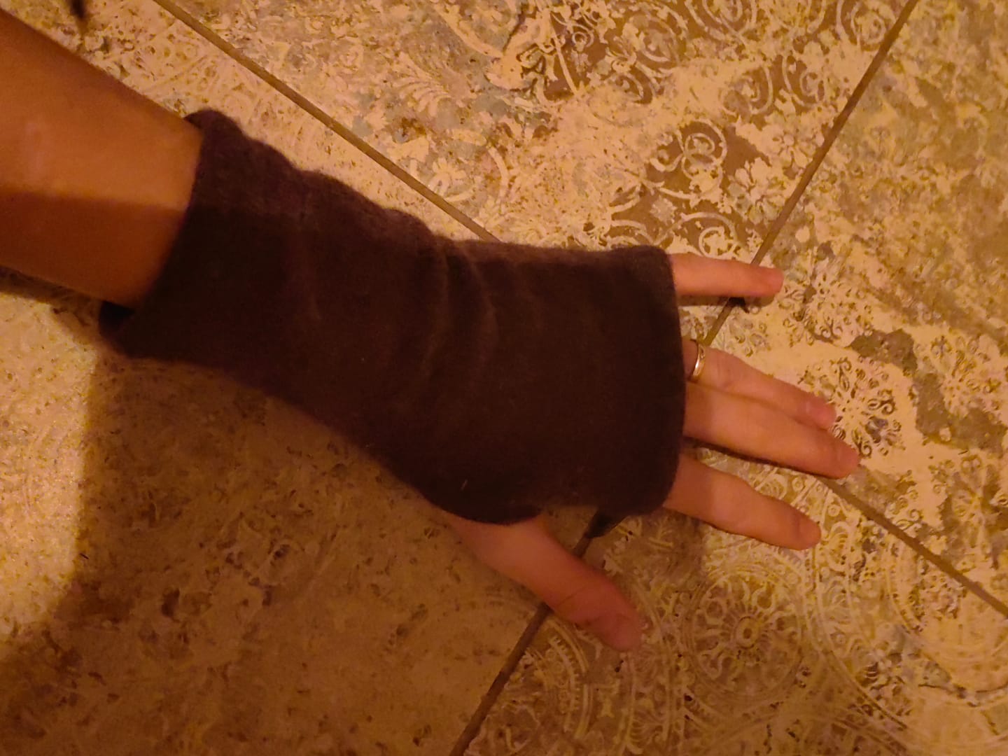 Customer photo review of Upcycling Kaschmir Handstulpen Grau