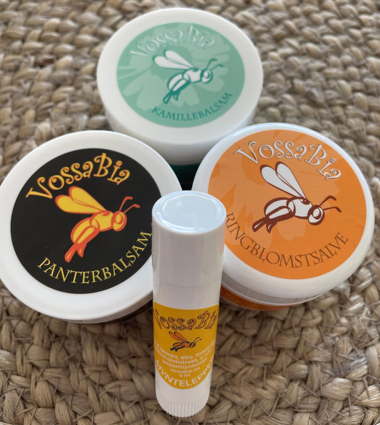 Reseña fotográfica de un cliente sobre la oferta del paquete: Los favoritos de Emil: ungüento de caléndula 50 ml, bálsamo Panther 50 ml, bálsamo de manzanilla 50 ml.