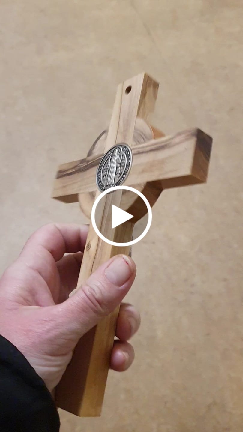 Customer video review of St. Benedikt Kreuz aus Olivenholz
