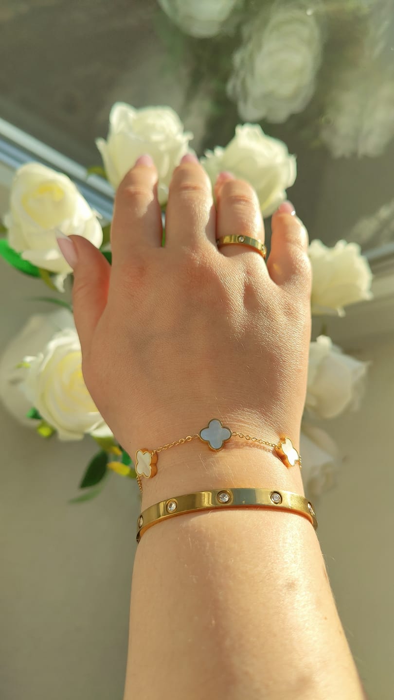 Customer photo review of Clover Perlmutt Armband | 18K vergoldet