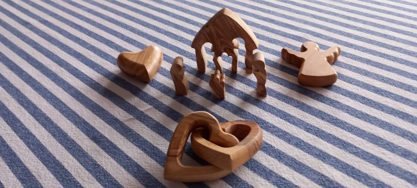 Customer photo review of Weihnachtsdeko Krippe Puzzle ohne Rinde aus Olivenholz