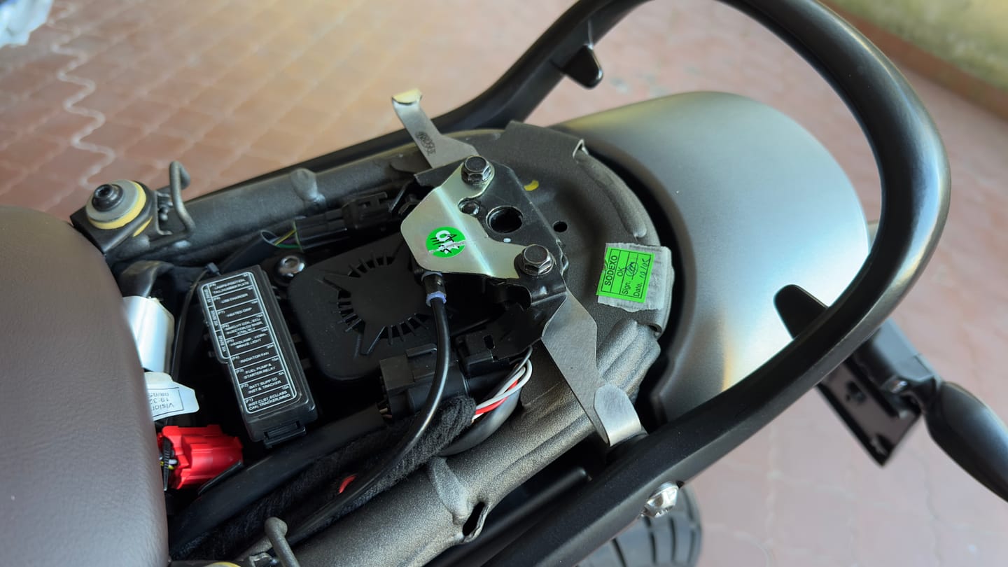 Customer photo review of Triumph Speed 400 & Scrambler 400 Helmet Hook (lock)