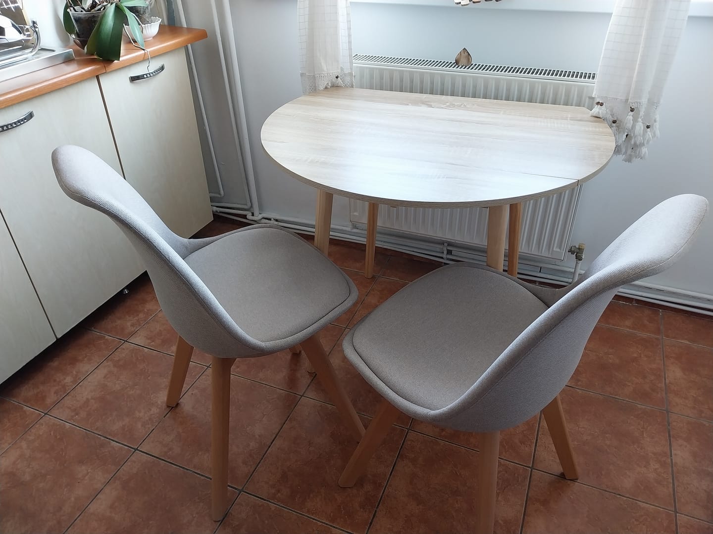 Customer photo review of Scaun tapitat K303, bej/stejar, stofa clasica/lemn, 48X54X83 CM