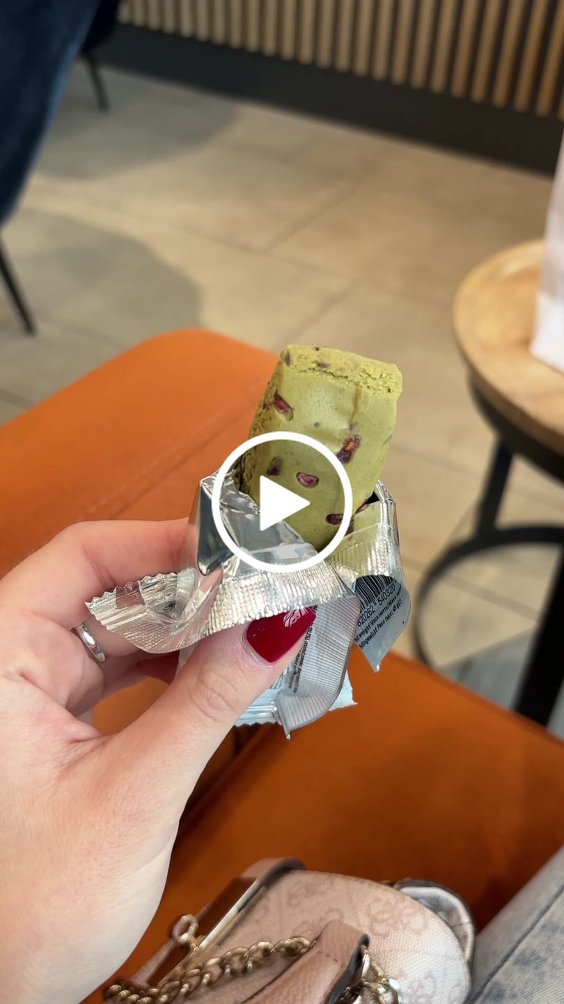 Customer video review of BATON PROTEINOWY "MATCHA + RASPBERRY"