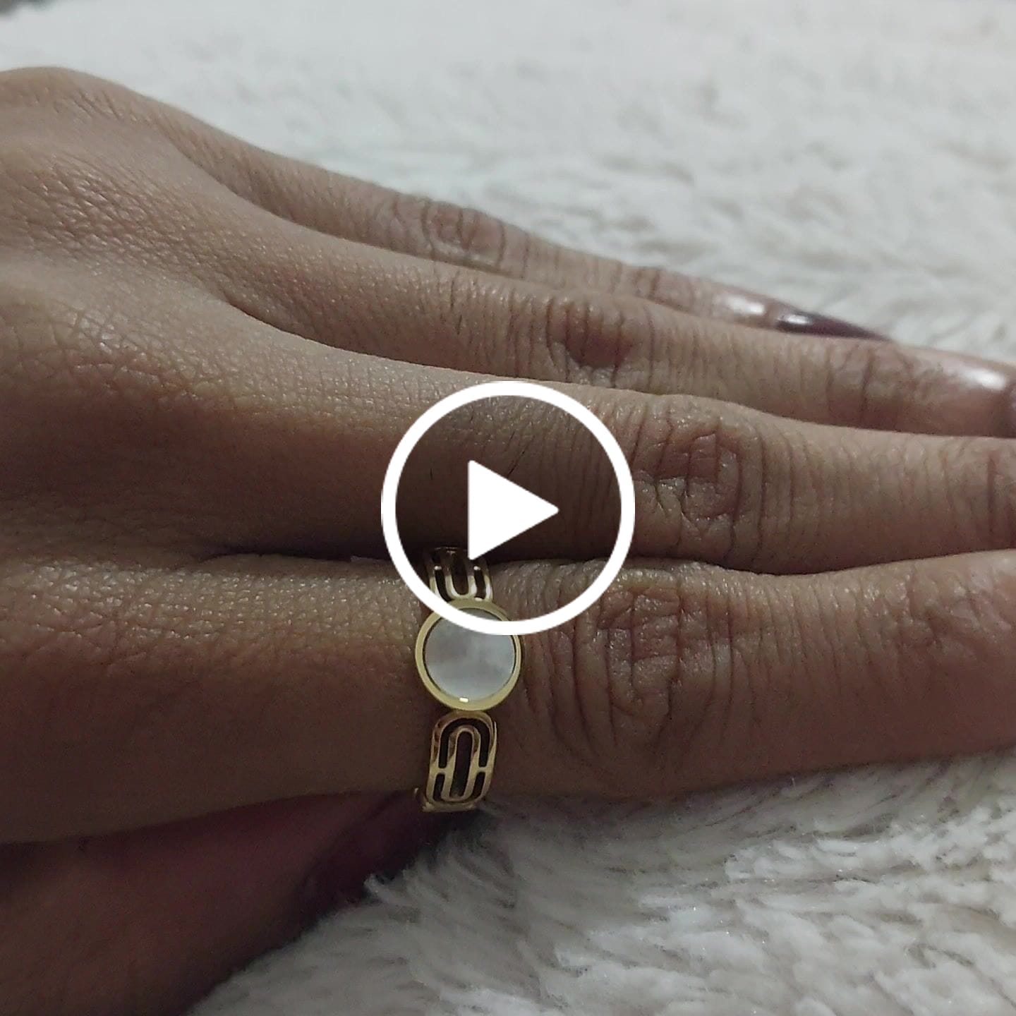 Customer video review of Anel Athena Pedra Madrepérola Banhado em Ouro 18K