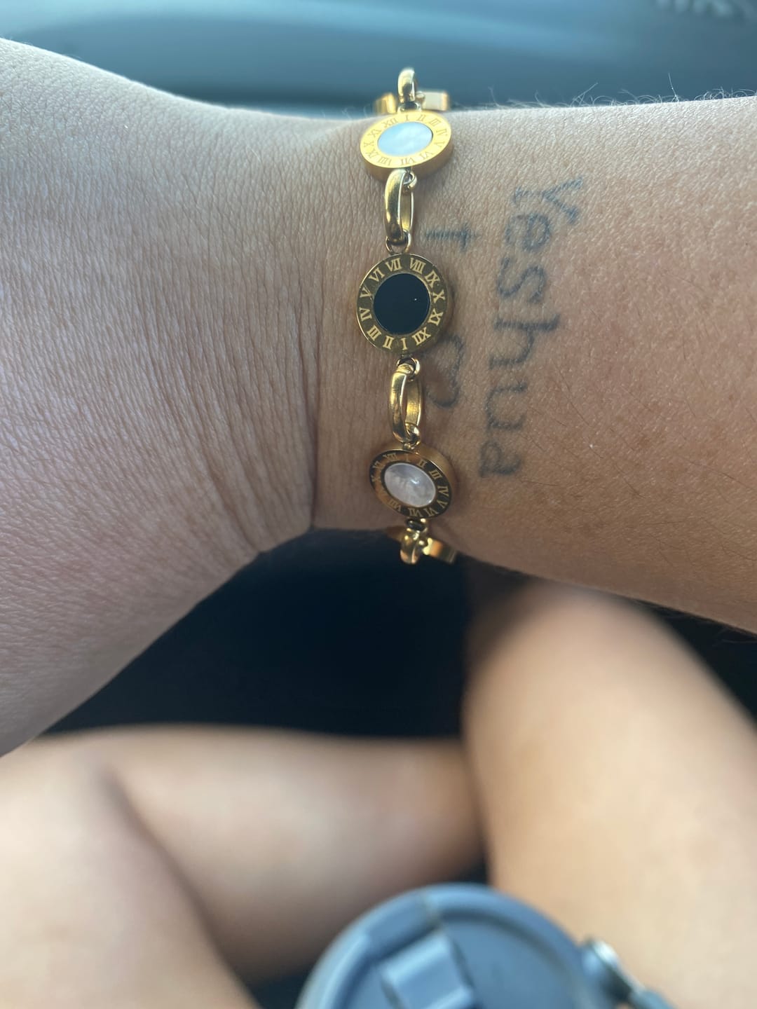 Customer photo review of Bracelete Ônix Milão Banhado em Ouro 18k