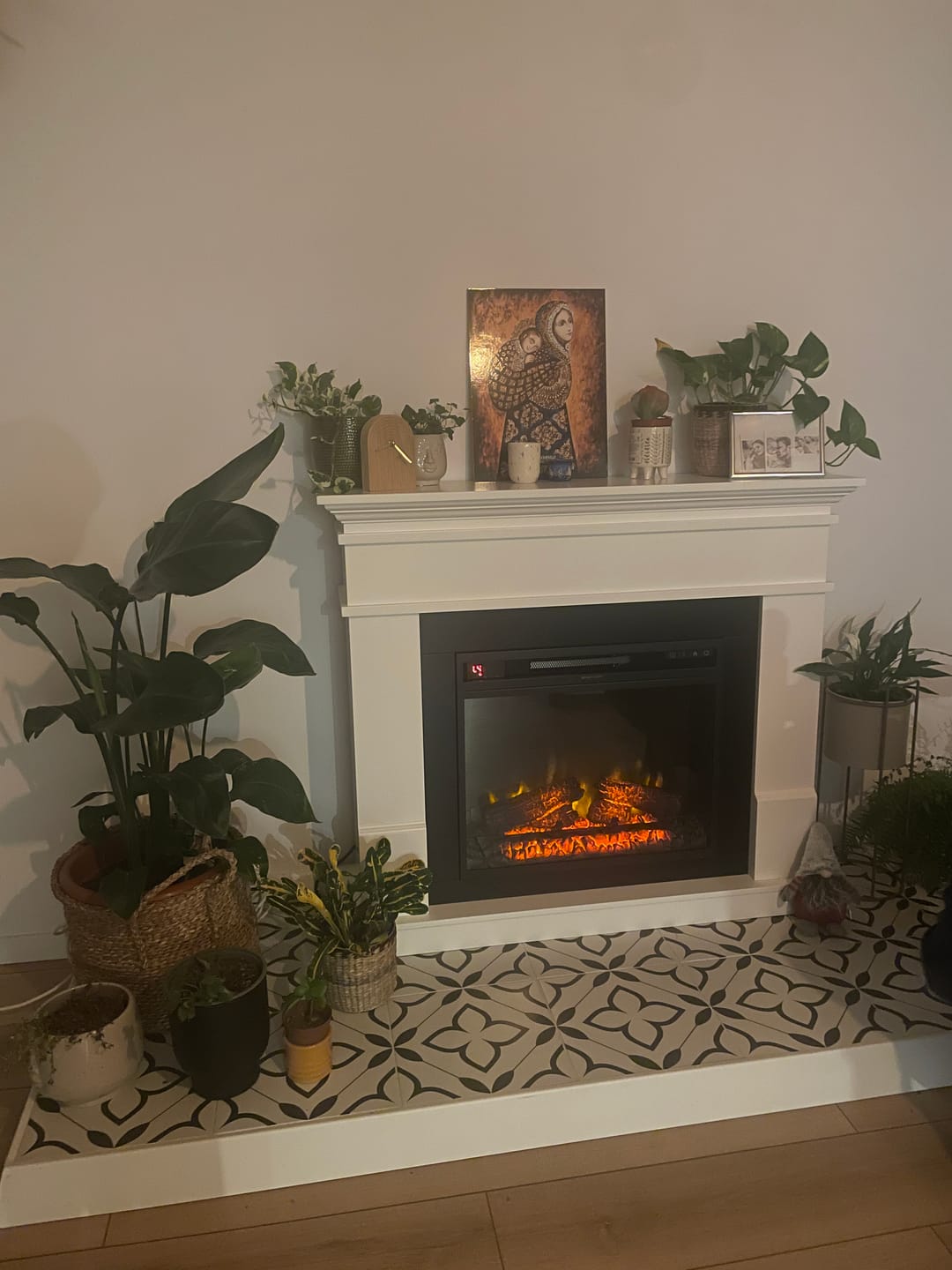 Customer photo review of Semineu ECOFLAME PRO - Lisabona white, flacara 3D de 23 inci cu teme de culoare, incalzire infrared si sunet