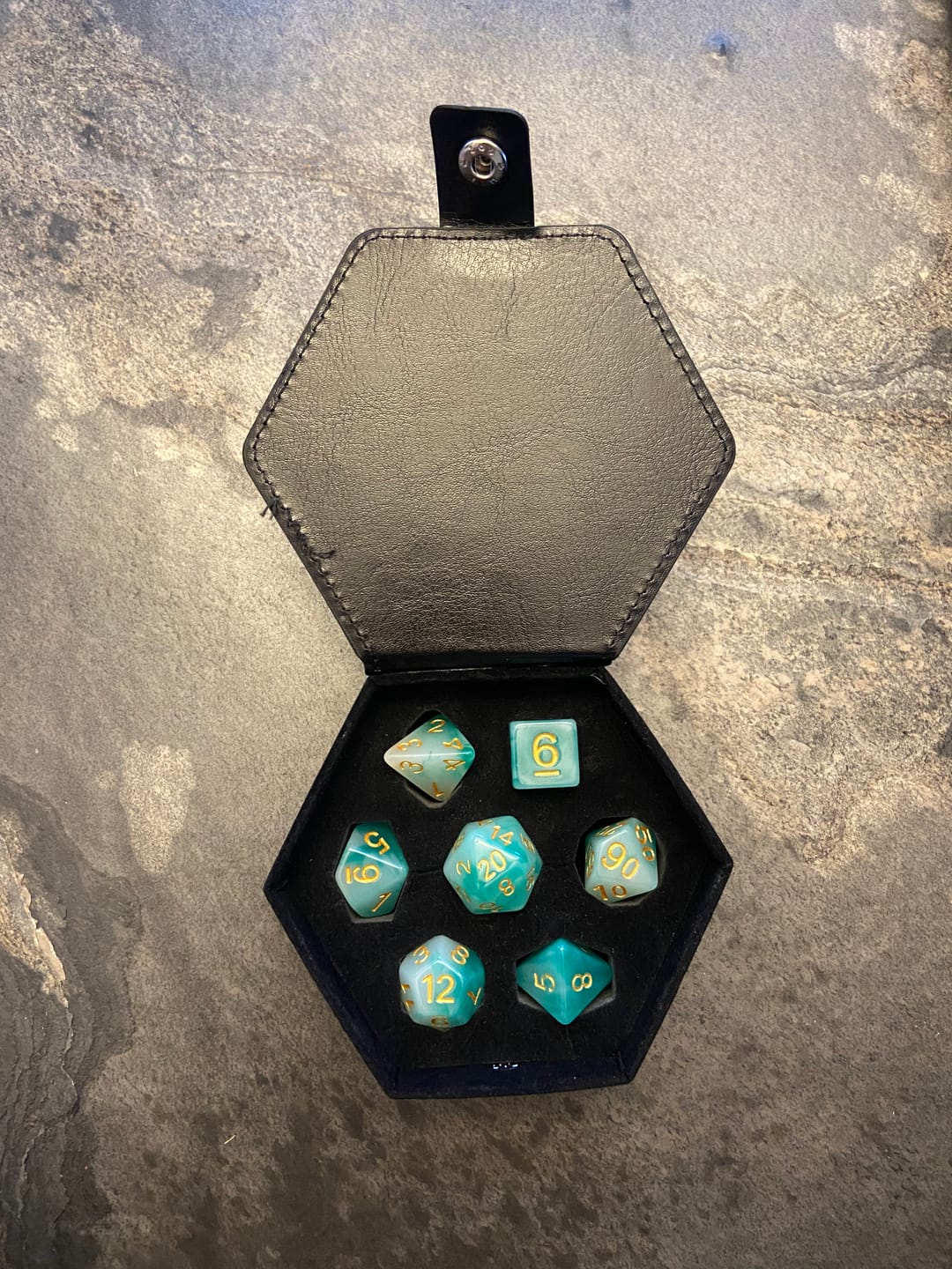 Customer photo review of Hexagon-Etui