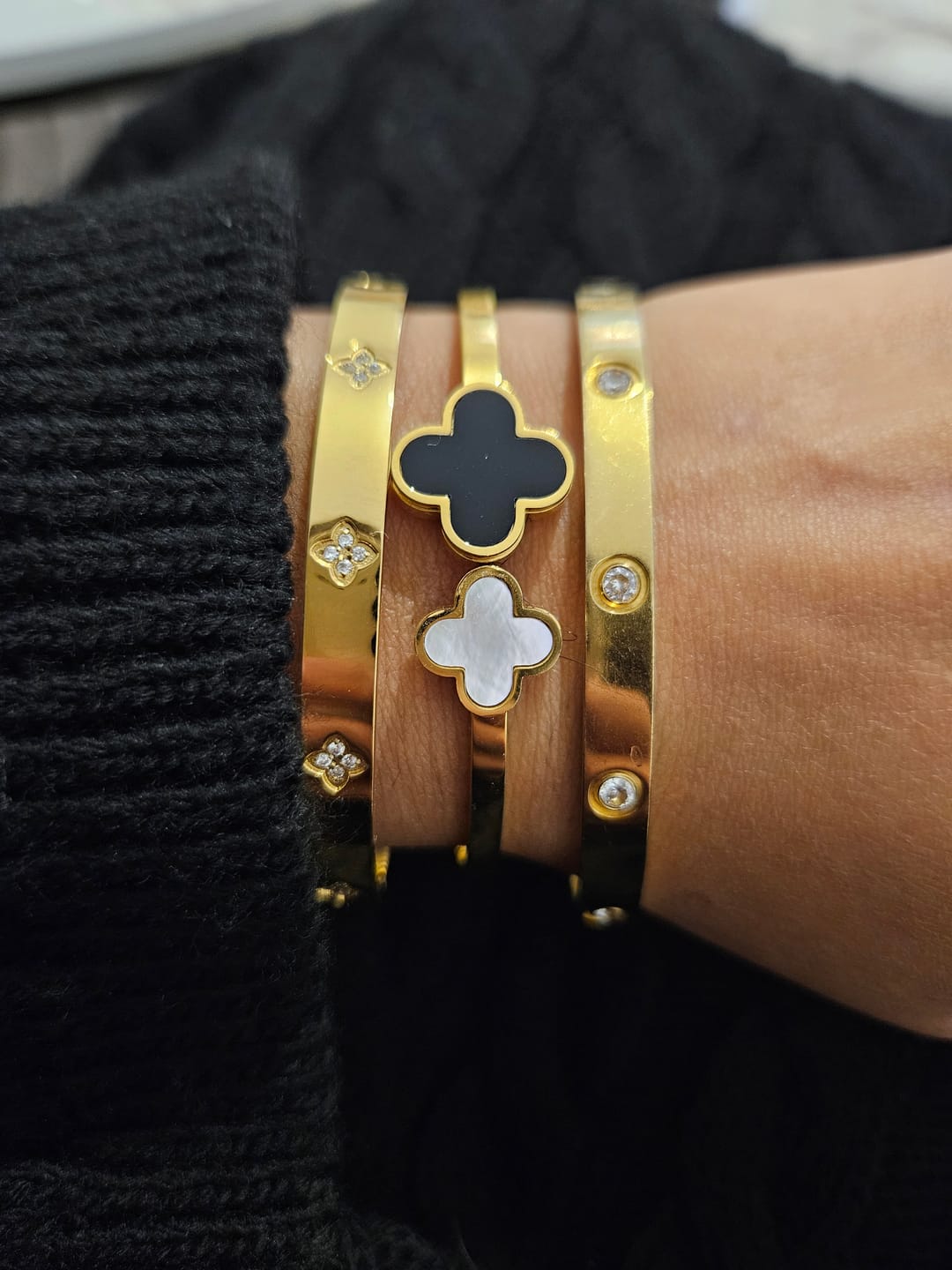 Customer photo review of Clover Stone Armreif | 18K vergoldet