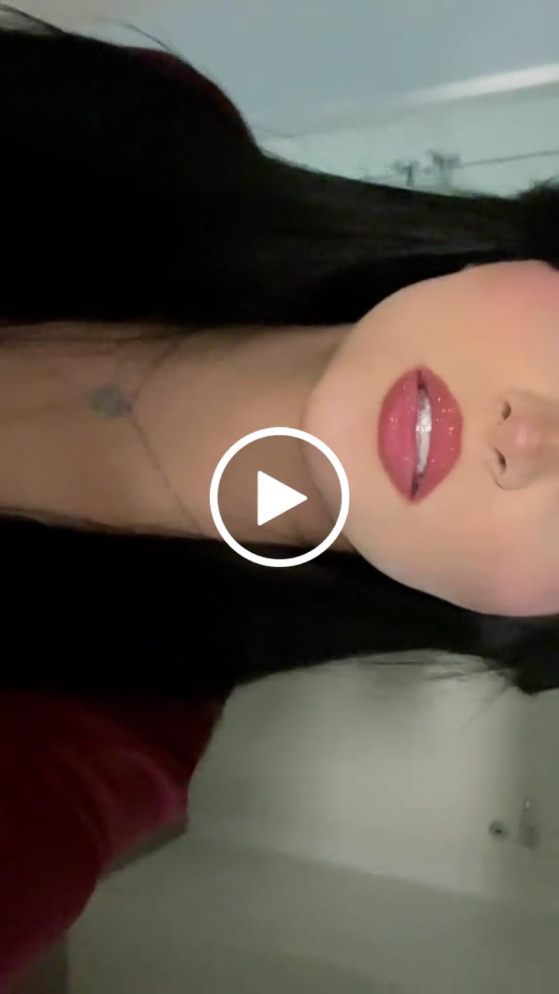 Customer video review of Pretty Glitter Lip Kit