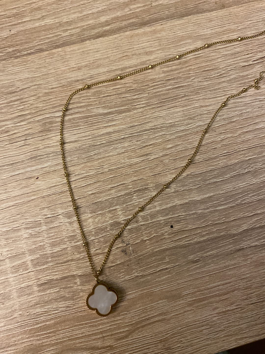 Customer photo review of Perlmutt Lucky Leaf Kette 14K Vergoldet